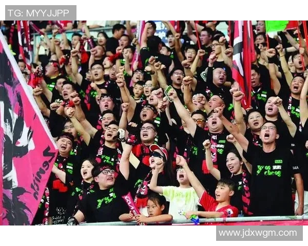 老足球明星重返赛场激情出场秀点燃球迷热情与回忆