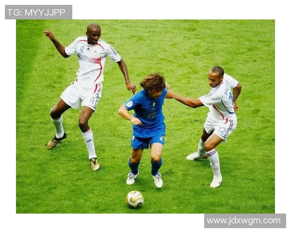 现役足球明星11号背后的传奇故事与赛场风采解析 现役足球明星11号背后的传奇故事与赛场风采解析