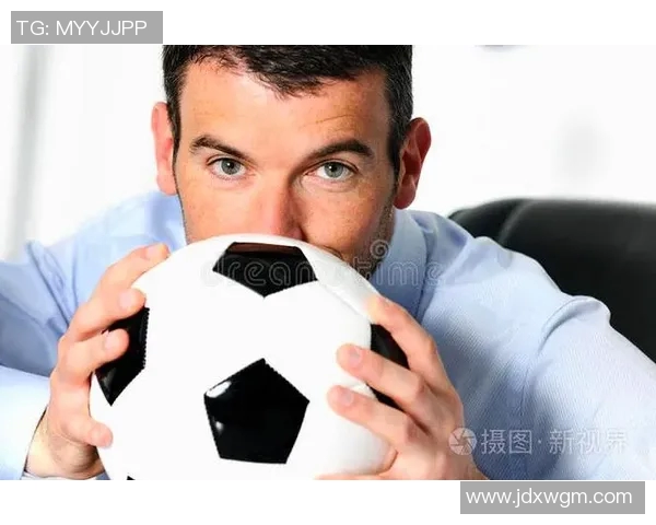 足球明星保温杯带你领略运动激情与时尚生活的完美结合