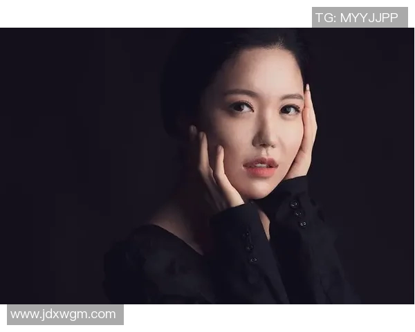 黑色背景下的足球明星头像女展现独特魅力与时尚风格